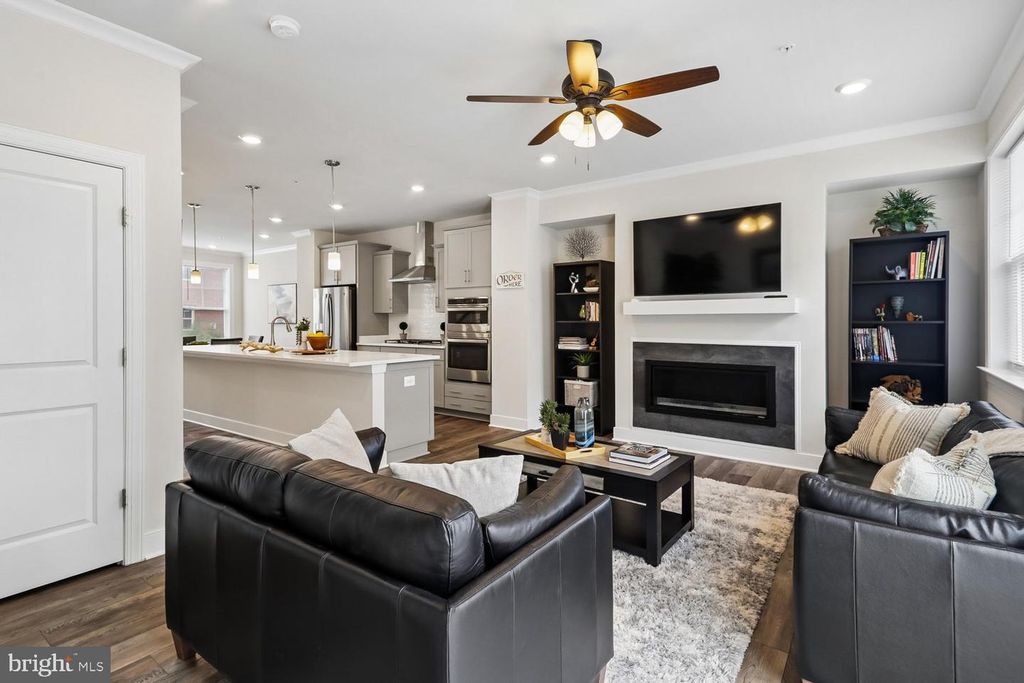 Image 5 of property listing at 139 DICKENSON DR, Gaithersburg, MD 20878