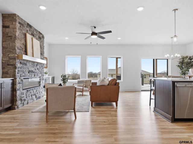 12421 S 89 Avenue, Papillion, NE 68046