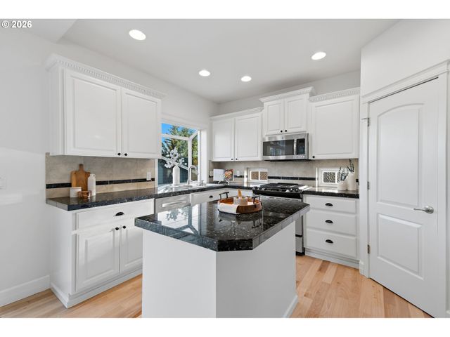 12668 Sw REMBRANDT Ln, Portland, OR 97224