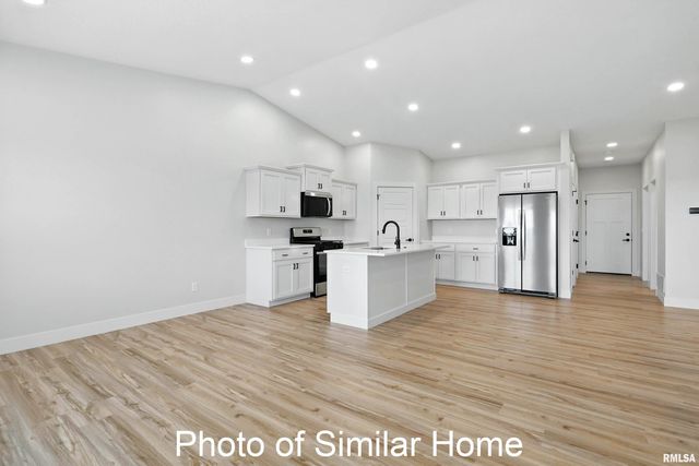 529 N 4TH Avenue, Eldridge, IA 52748