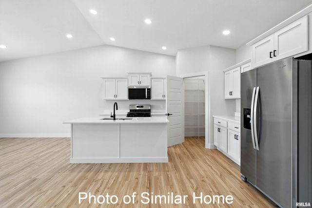 529 N 4TH Avenue, Eldridge, IA 52748