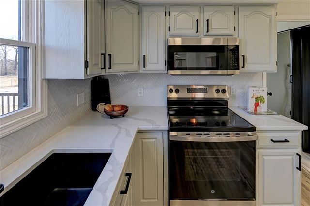 5601 N Flint Ridge Road, Kansas City, MO 64151