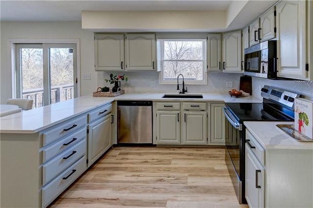 5601 N Flint Ridge Road, Kansas City, MO 64151