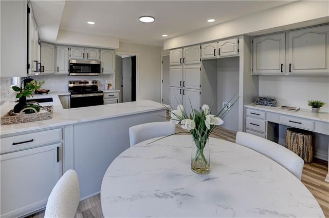 5601 N Flint Ridge Road, Kansas City, MO 64151