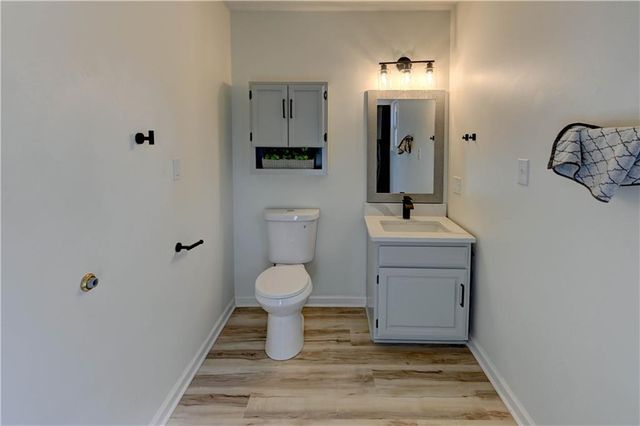 5601 N Flint Ridge Road, Kansas City, MO 64151