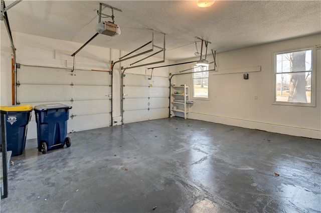 5601 N Flint Ridge Road, Kansas City, MO 64151