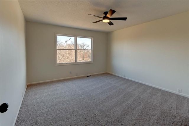 5601 N Flint Ridge Road, Kansas City, MO 64151