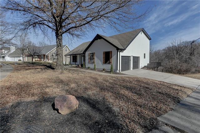 5601 N Flint Ridge Road, Kansas City, MO 64151