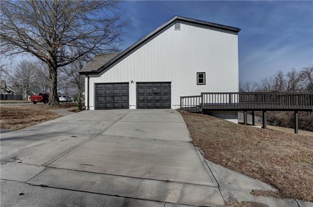 5601 N Flint Ridge Road, Kansas City, MO 64151