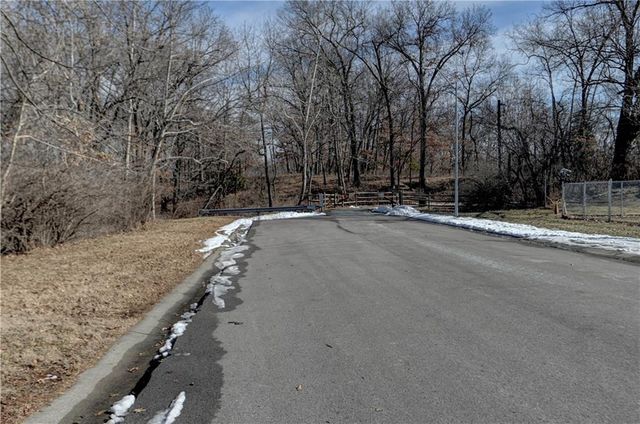 5601 N Flint Ridge Road, Kansas City, MO 64151