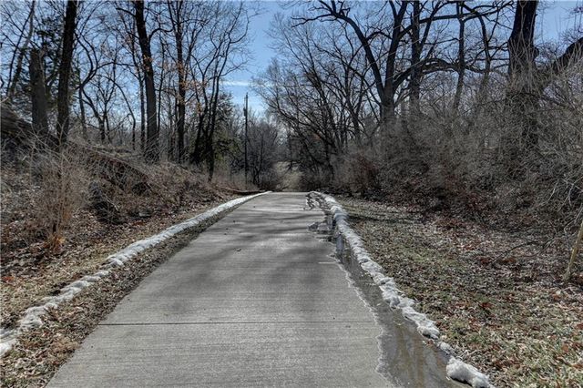 5601 N Flint Ridge Road, Kansas City, MO 64151