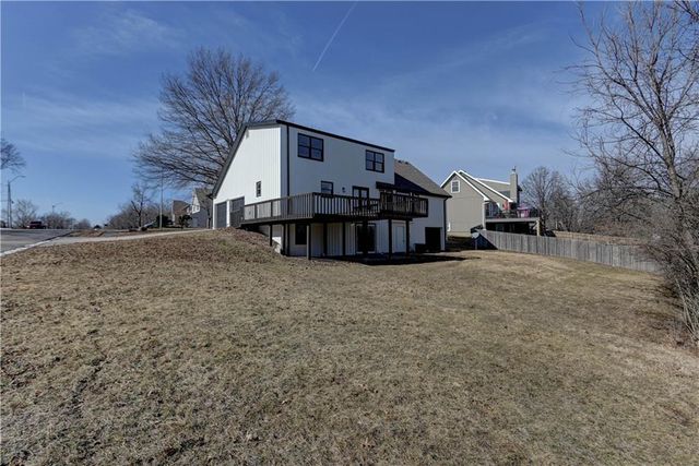 5601 N Flint Ridge Road, Kansas City, MO 64151