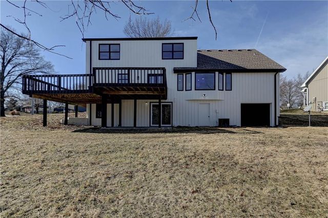 5601 N Flint Ridge Road, Kansas City, MO 64151