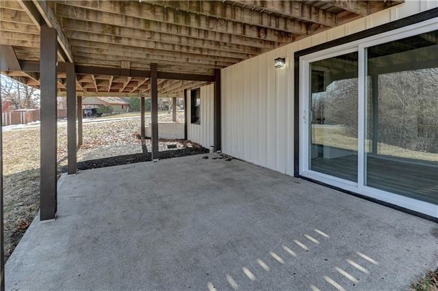 5601 N Flint Ridge Road, Kansas City, MO 64151