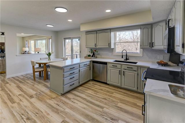 5601 N Flint Ridge Road, Kansas City, MO 64151