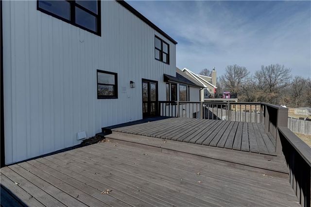 5601 N Flint Ridge Road, Kansas City, MO 64151