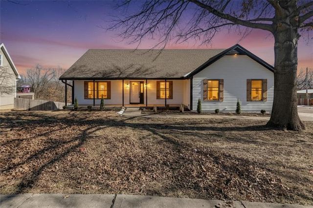 5601 N Flint Ridge Road, Kansas City, MO 64151