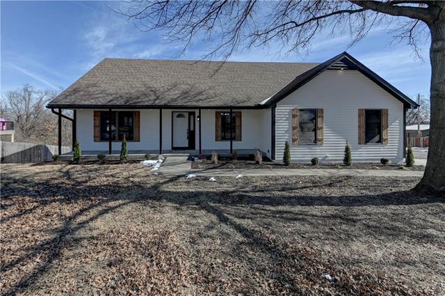 5601 N Flint Ridge Road, Kansas City, MO 64151