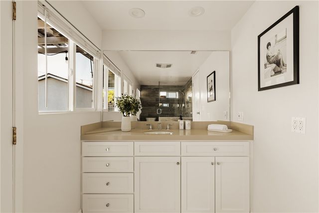 23642 Oxnard, Woodland Hills, CA 91367