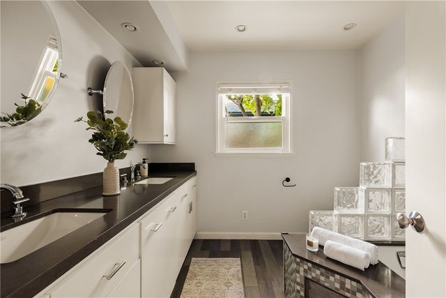 23642 Oxnard, Woodland Hills, CA 91367
