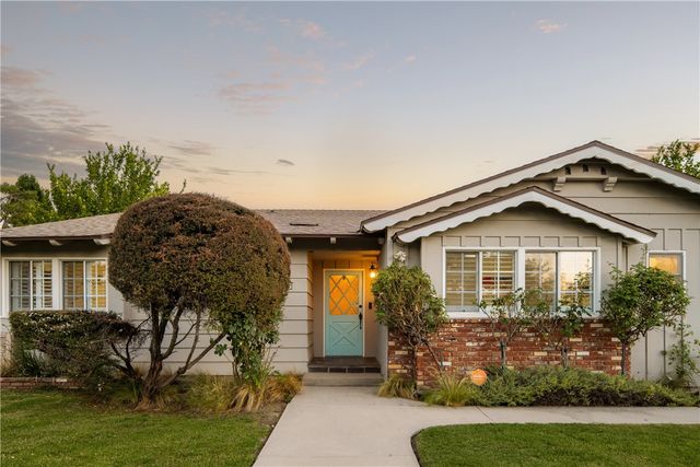 23642 Oxnard, Woodland Hills, CA 91367
