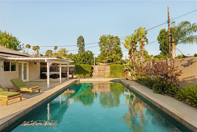 23642 Oxnard, Woodland Hills, CA 91367