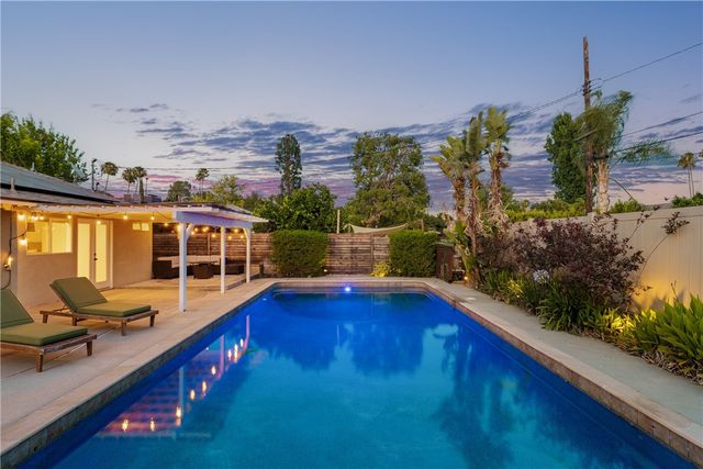 23642 Oxnard, Woodland Hills, CA 91367