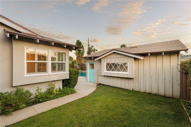 23642 Oxnard, Woodland Hills, CA 91367