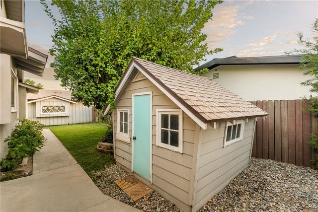 23642 Oxnard, Woodland Hills, CA 91367
