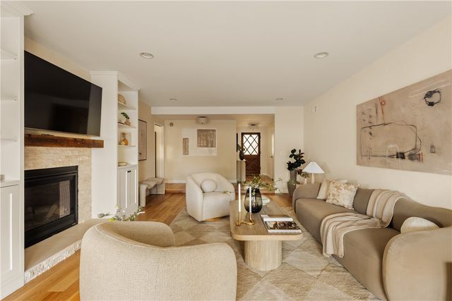 23642 Oxnard, Woodland Hills, CA 91367