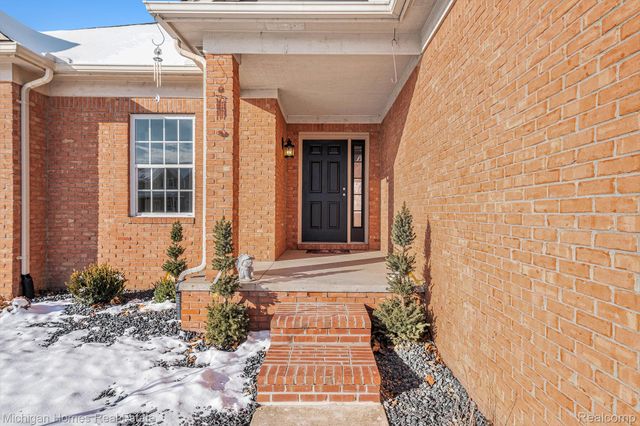 8096 Peninsula Circle, Grand Blanc, MI 48346