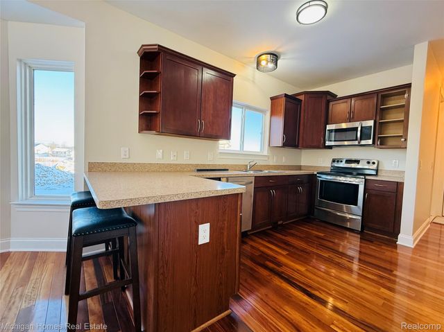 8096 Peninsula Circle, Grand Blanc, MI 48346