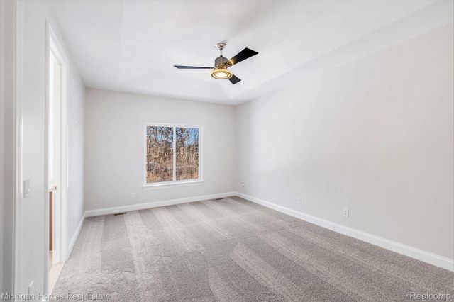 8096 Peninsula Circle, Grand Blanc, MI 48346