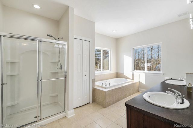 8096 Peninsula Circle, Grand Blanc, MI 48346