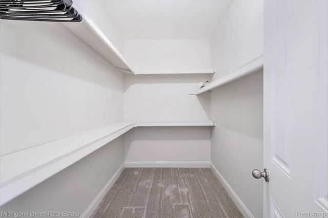 8096 Peninsula Circle, Grand Blanc, MI 48346