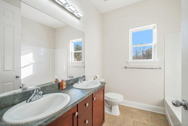 8096 Peninsula Circle, Grand Blanc, MI 48346