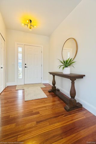 8096 Peninsula Circle, Grand Blanc, MI 48346