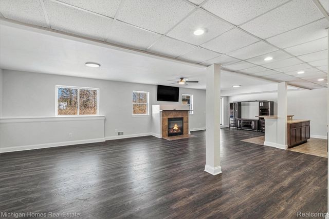 8096 Peninsula Circle, Grand Blanc, MI 48346