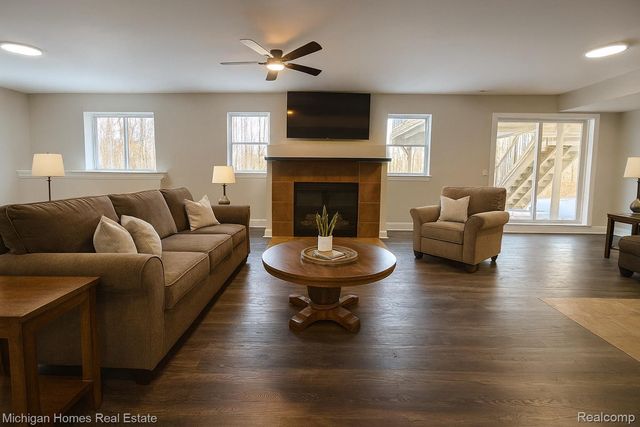 8096 Peninsula Circle, Grand Blanc, MI 48346