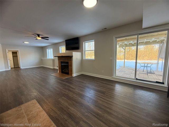 8096 Peninsula Circle, Grand Blanc, MI 48346