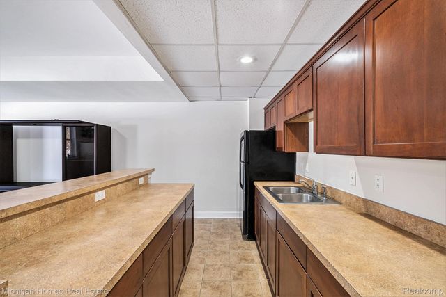 8096 Peninsula Circle, Grand Blanc, MI 48346