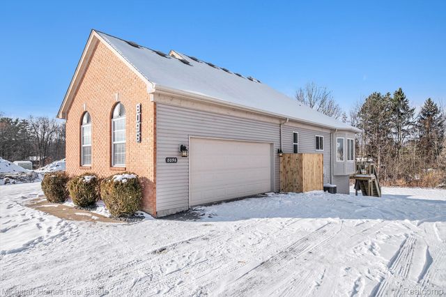 8096 Peninsula Circle, Grand Blanc, MI 48346