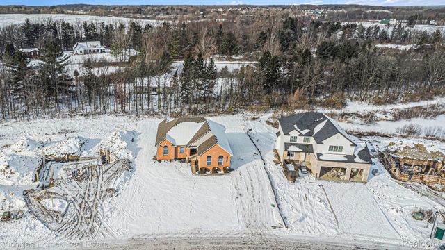 8096 Peninsula Circle, Grand Blanc, MI 48346