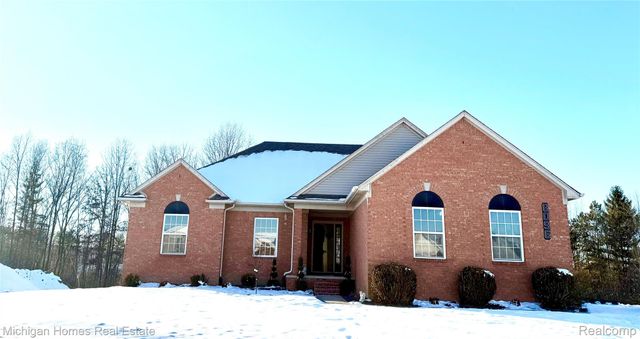 8096 Peninsula Circle, Grand Blanc, MI 48346