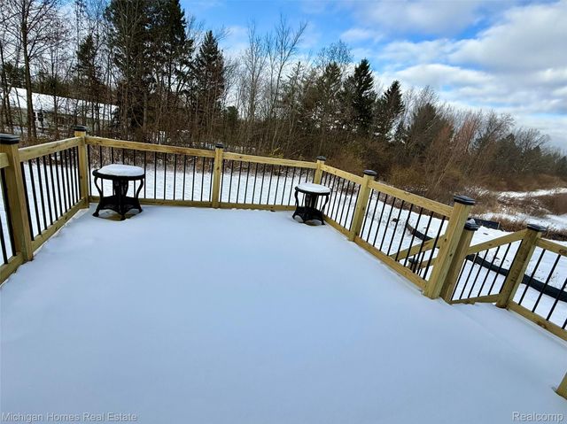 8096 Peninsula Circle, Grand Blanc, MI 48346