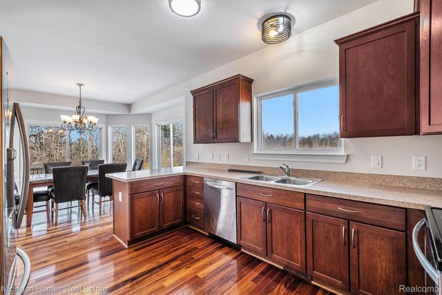 8096 Peninsula Circle, Grand Blanc, MI 48346