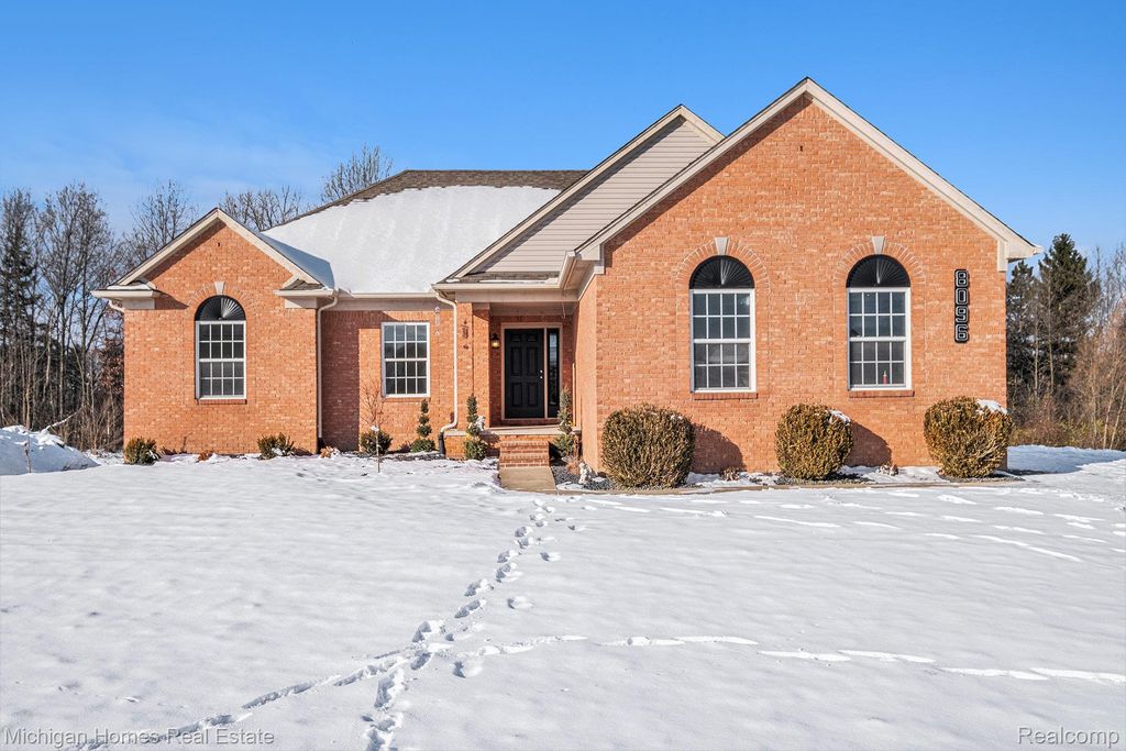 8096 Peninsula Circle, Grand Blanc, MI 48346
