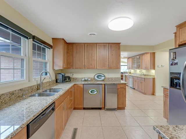 1735 S Oneida STREET, Green Bay, WI 54304