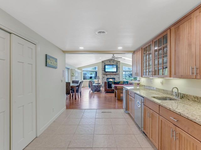 1735 S Oneida STREET, Green Bay, WI 54304