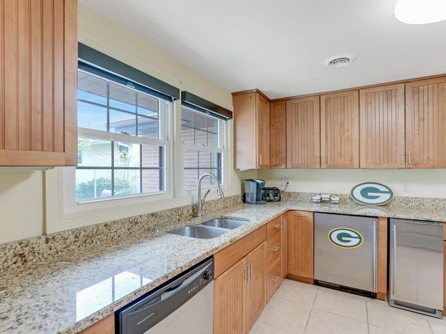 1735 S Oneida STREET, Green Bay, WI 54304